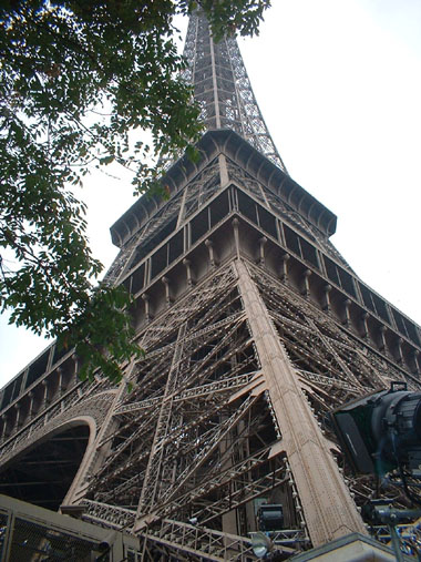 Desde los pies de la Torre Eiffel