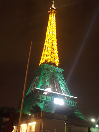 Torre Eiffel iluminada de noche