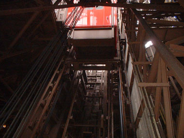 Elevador en las patas de la Torre Eiffel