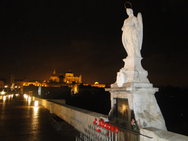 Puente romano de noche