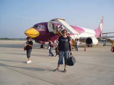 Avión de Nok air en el aeropuerto de Phitsanulok