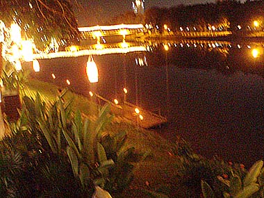 Vistas del río desde nuestra mesa en el Riverside