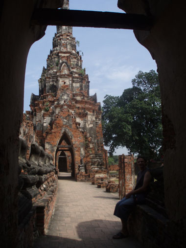 Fila de budas del Wat Chai Watthanaram