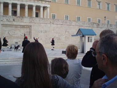 Cambio de guardia en Atenas