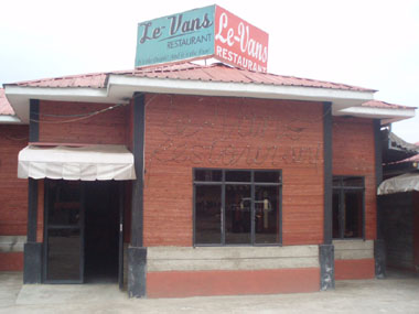 Restaurante "Le Vans" por fuera
