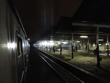 Tren lunático saliendo de la estación de Nairobi