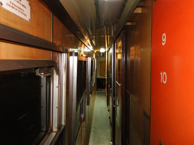 Pasillo de nuestro vagón en el tren lunático