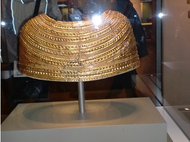 Mold gold Walesh cape