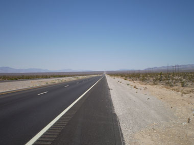 Carril bici en el desierto