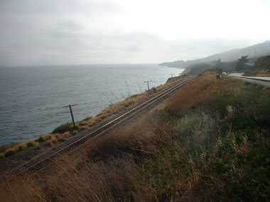 Via del tren junto a la costa